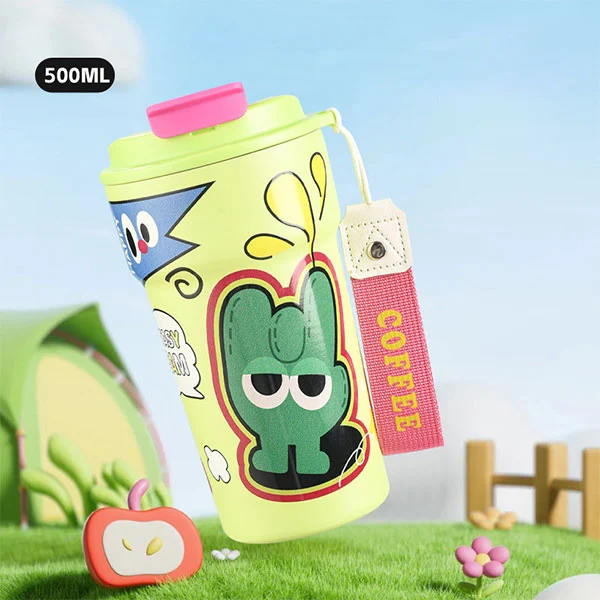 Botol air tumbler terisolasi dengan sedotan